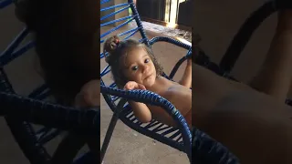 essa pequena canta muito ...