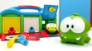 Видео для детей с игрушками: Ам Ням и машинки