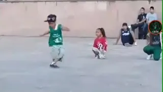 Niños cholos bailando cumbia