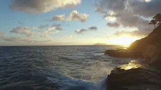 Прекрасное ночное море.Полет вдоль берега моря с красивыми скалами.Автор видео Peter Fowler.