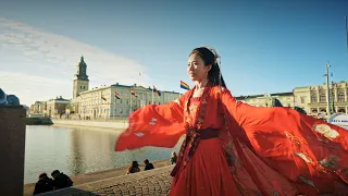 欧洲街头古筝快闪｜着一身中国红弹一曲《万疆｜Wan Jiang》祝祖国生日快乐 Street Performance Guzheng﻿ Cover