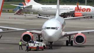 Kesibukan Pesawat Terbang di Bandara Sultan Hasanuddin Makassar. Pusback, Landing dan Take Off