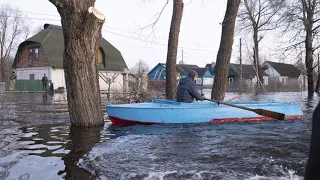 Поселки отрезаны водой, жители передвигаются по улицам на лодках. Паводки затопили регионы России