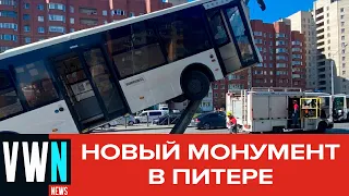 В Петербурге автобус наехал на фонарный столб