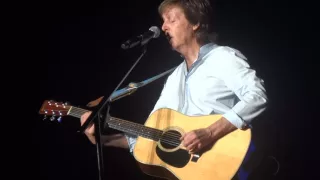 Paul McCartney - Blackbird (HD) Live In Paris 2016