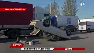 В Днепре на Донецком шоссе перевернулись "Жигули": движение затруднено