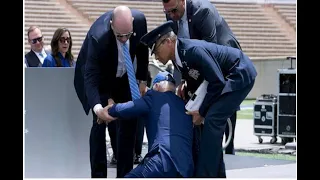 Байден упал на сцене после вручения дипломов выпускникам академии ВВС США