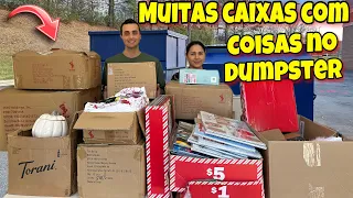 Muitas caixas cheias de coisas no dumpster dos Estados Unidos!🇺🇸