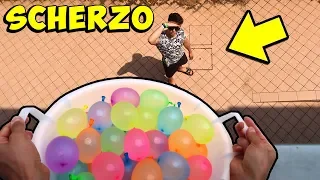 SCHERZO AL MIO AMICO CON I PALLONCINI D'ACQUA!!!