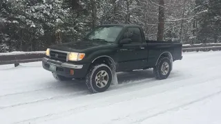 4x4 All Wheels Spinning Icy Hill Start: 2000 Tacoma 2.7 5spd