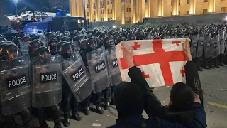 Грузинский спецназ штурмом разогнал митинг в центре Тбилиси - полное видео / 03.2023