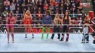 Participantes Elimination Chamber Femenino se atacan - WWE RAW 19/02/2024 (En Español)