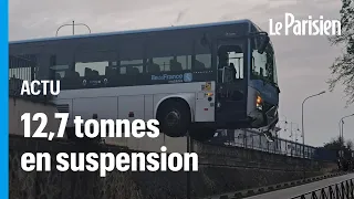 Meaux : un bus se retrouve suspendu dans le vide