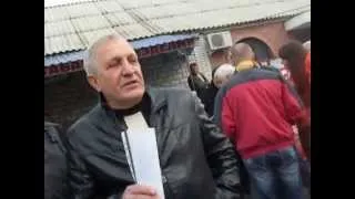 Александр Репкин игнорирует вопросы своих избирателей на встрече в городе Токмаке.