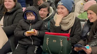 Talented singer sings hope to Ukrainian refugees (she doesn't even stop when music system crashes!)