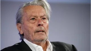 Homenageado em Cannes, Alain Delon desmente acusações de assédio sexual