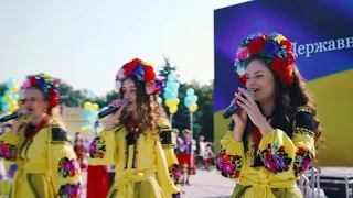 Ансамбль KVITUCHI. "Моя Україна" "Українське попурі" - День Прапора.