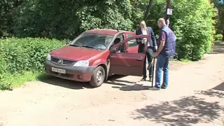 Неизвестные разбили стекло машины областного депутата