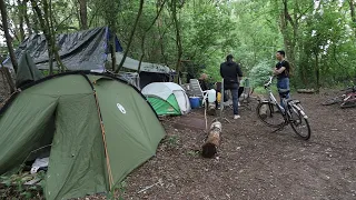 Klein tentenkamp met daklozen ontstaan in de bosrand achter station Ede-Wageningen.