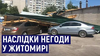 У Житомирі під час буревію впав дах з гаражів на автостоянку – пошкоджено понад десяток авто