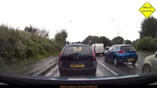 Audi driver jumps a red light in front of Police (19/08/16)