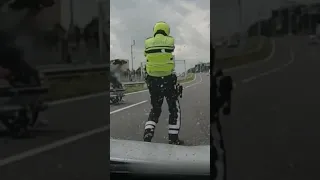 Politie RAMT EEN AUTO van de weg | #shorts