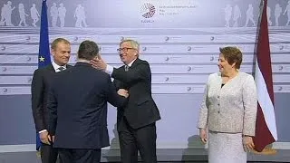 Und Juncker so zu Orban: "Hallo Diktator"