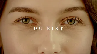 Du bist feat. Sarah Marie (Offizielles Video) - Chris & Henni