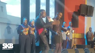 Joe Mettle & Kweku Teye Performs “Me Dan Wo” First Time Together Live at Praise Reloaded Kumasi