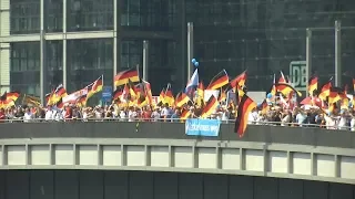 Tausende demonstrieren in Berlin für und gegen die AfD