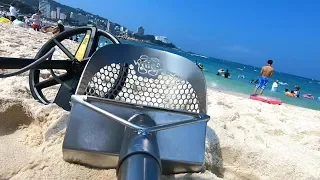 Detector de metais na praia. Todo o grupo saiu contente dessa caçada! / 金属探知機