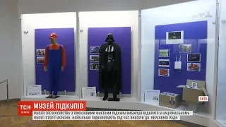 Тонометри, уживаний одяг і, звісно, гречка – Музей підкупу виборців відкрили у Києві