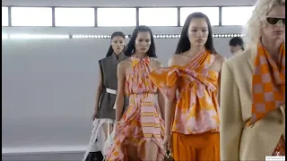 LOUIS VUITTON Women s Voyager Show