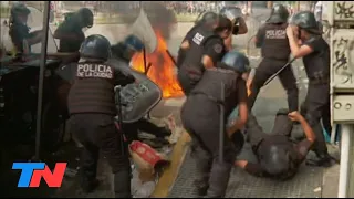 CAOS EN EL CONGRESO | El momento en que un manifestante le lanza una bomba molotov a un policía