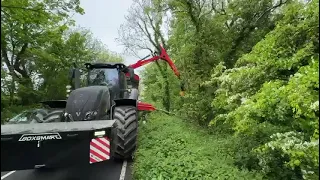 Efficiently felling trees along roads with an Ufkes Greentec 952MEGA chipper and GMT035 #grapplesaw