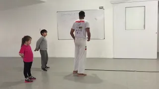 Aula de capoeira kids. (Acrobacia AU)