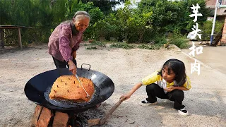 中国國慶，阿婆花120買10斤豬肉蒸扣肉，孫女一口一大塊On National Day, grandma made traditional delicacies that children like