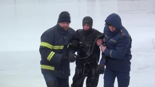 Рятувальники відточують навички порятунку людей на льоду
