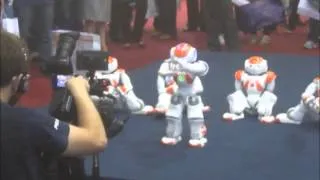 A Robot likes Psy Gangnam Style at the Brazil's Fair( Robo imita o Psy)