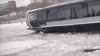 Электрокорабль  большой лёд после морозов