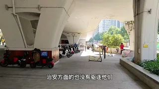 实拍广州天桥底下流浪汉