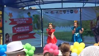 Кристина выступает первый раз на сцене)) 1 Июня!В день защиты детей 🎈🎈🎈