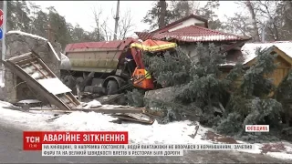 Біля Києва КамАЗ зіштовхнувся з фурою та в'їхав у ресторан