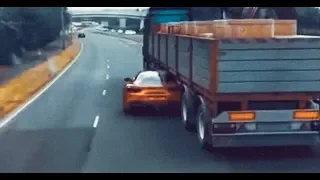 ferrari under truck police chase | ferrari driver drive under truck to escape police