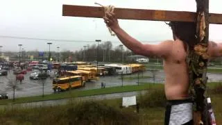 Un auteur crucifié à Victoriaville avant la manifestation des étudiants!