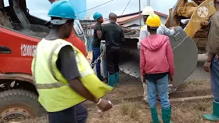 Remove stuck truck using wheel loader