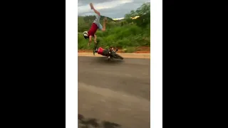 Esse aí ralou;todo machucado e ralado;tombo;moto;inacreditável;aovivo;vida real;grau;braia;