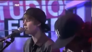 Justin Bieber beatboxing Baby Live in Studio 5 in UK.