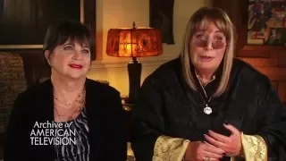 Cindy Williams & Penny Marshall on the "Laverne & Shirley" theme song - EMMYTVLEGENDS.ORG