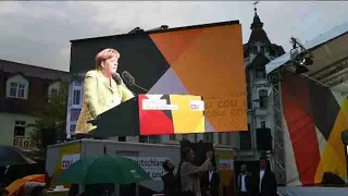 Aplausos y abucheos en acto de campaña de Merkel en Finsterwalde
